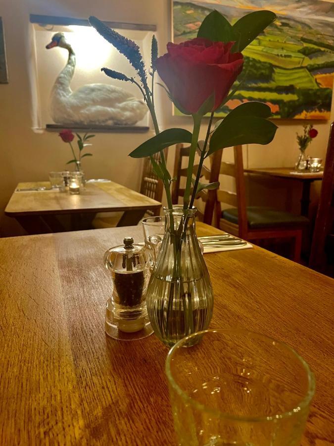 The Swan Inn Swinbrook Burford Extérieur photo